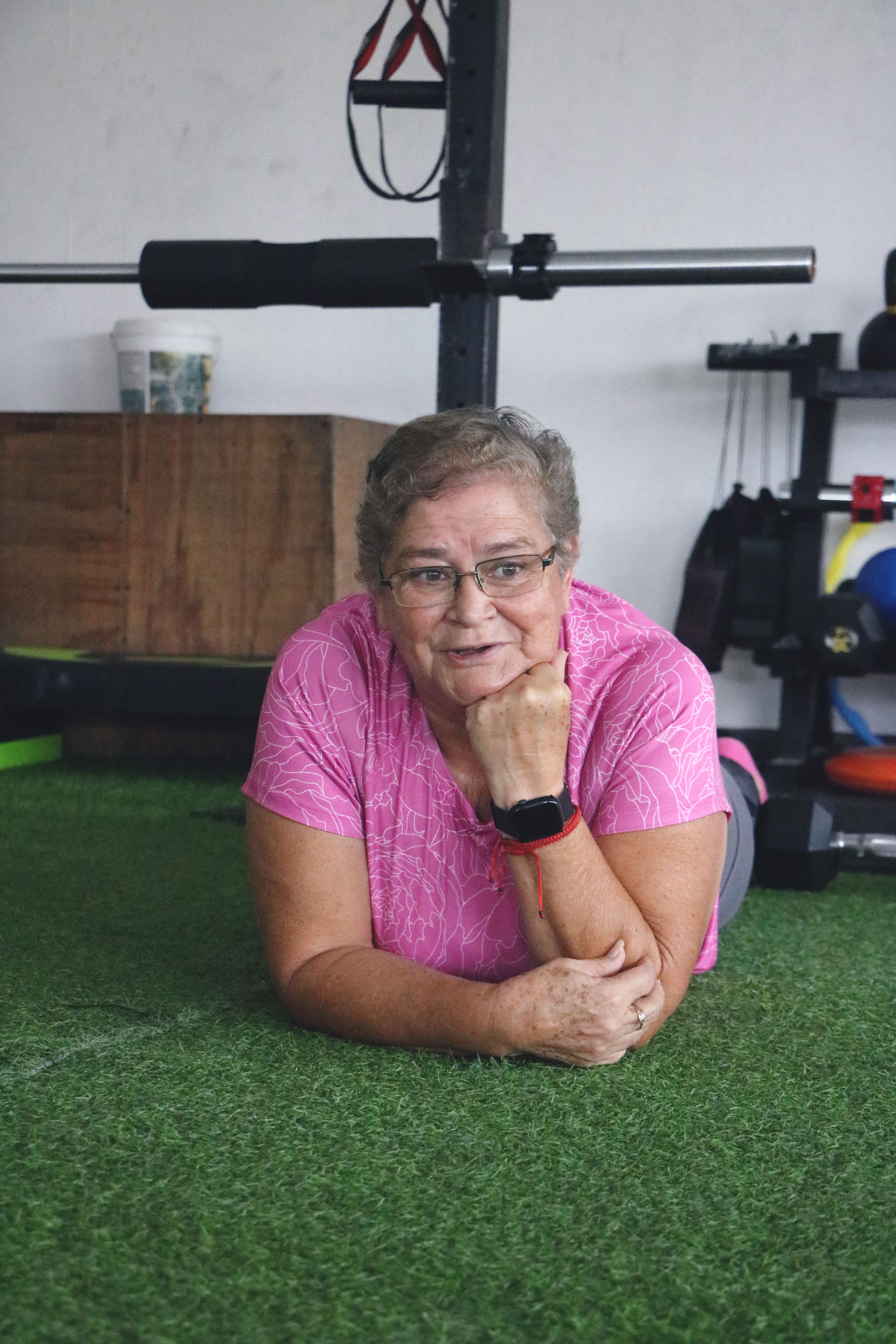cliente adulta mayor en posición reflexiva durante su descanso en el gimnasio