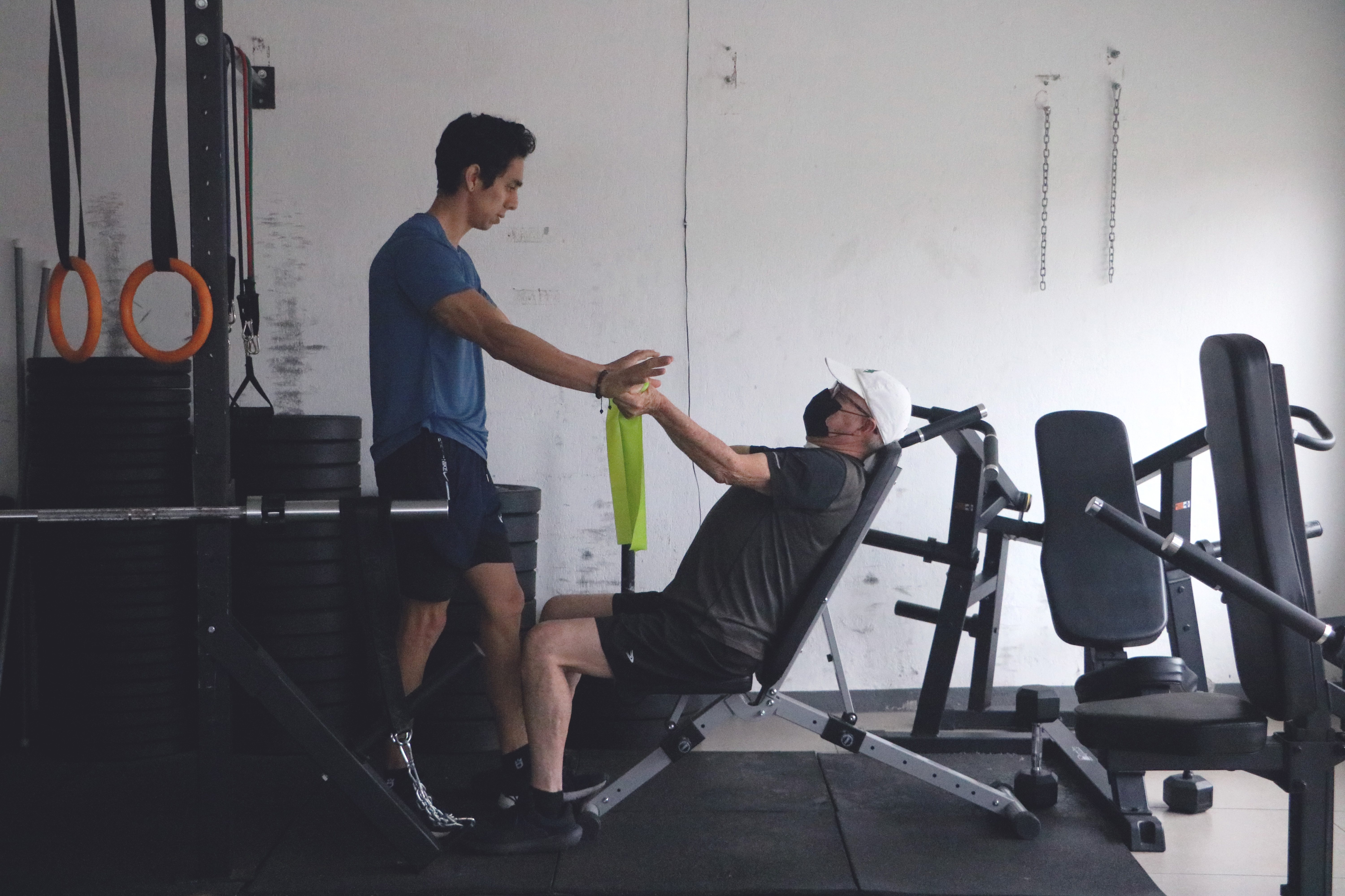 Daniel Salazar brindando entrenamiento personalizado
