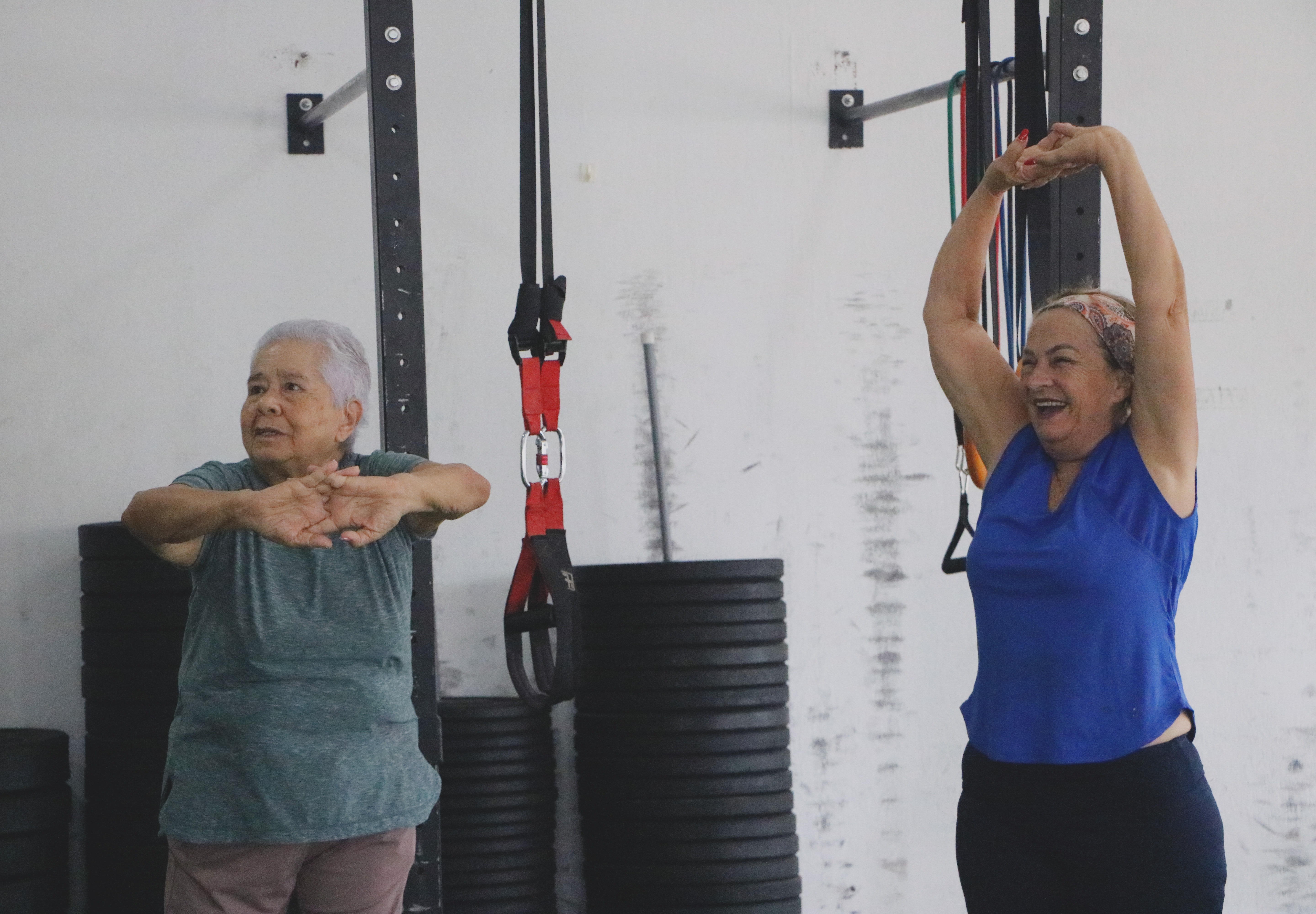 Adultos mayores realizando ejercicios de estiramiento en nuestro centro
