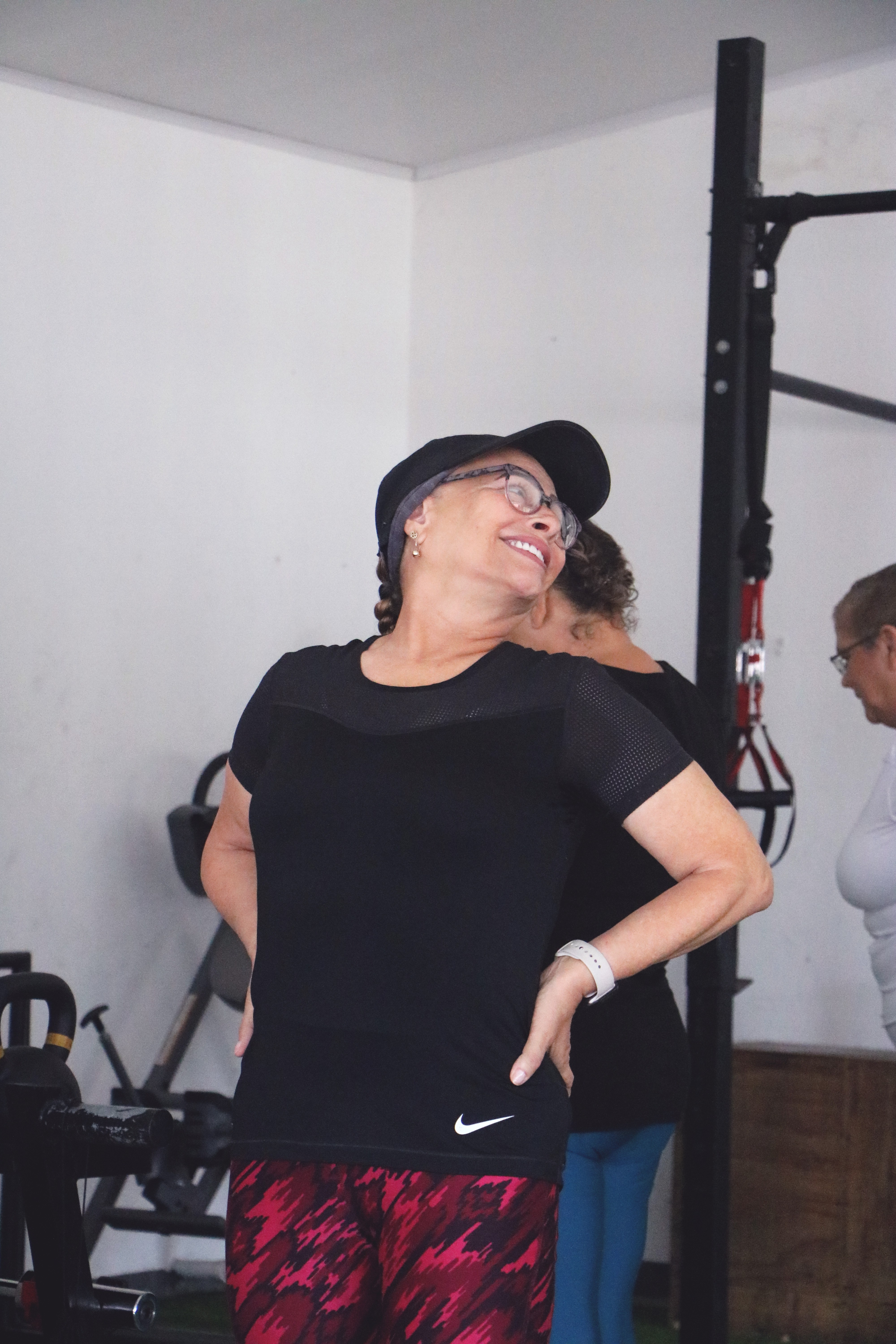 cliente adulta mayor con actitud positiva durante su terapia