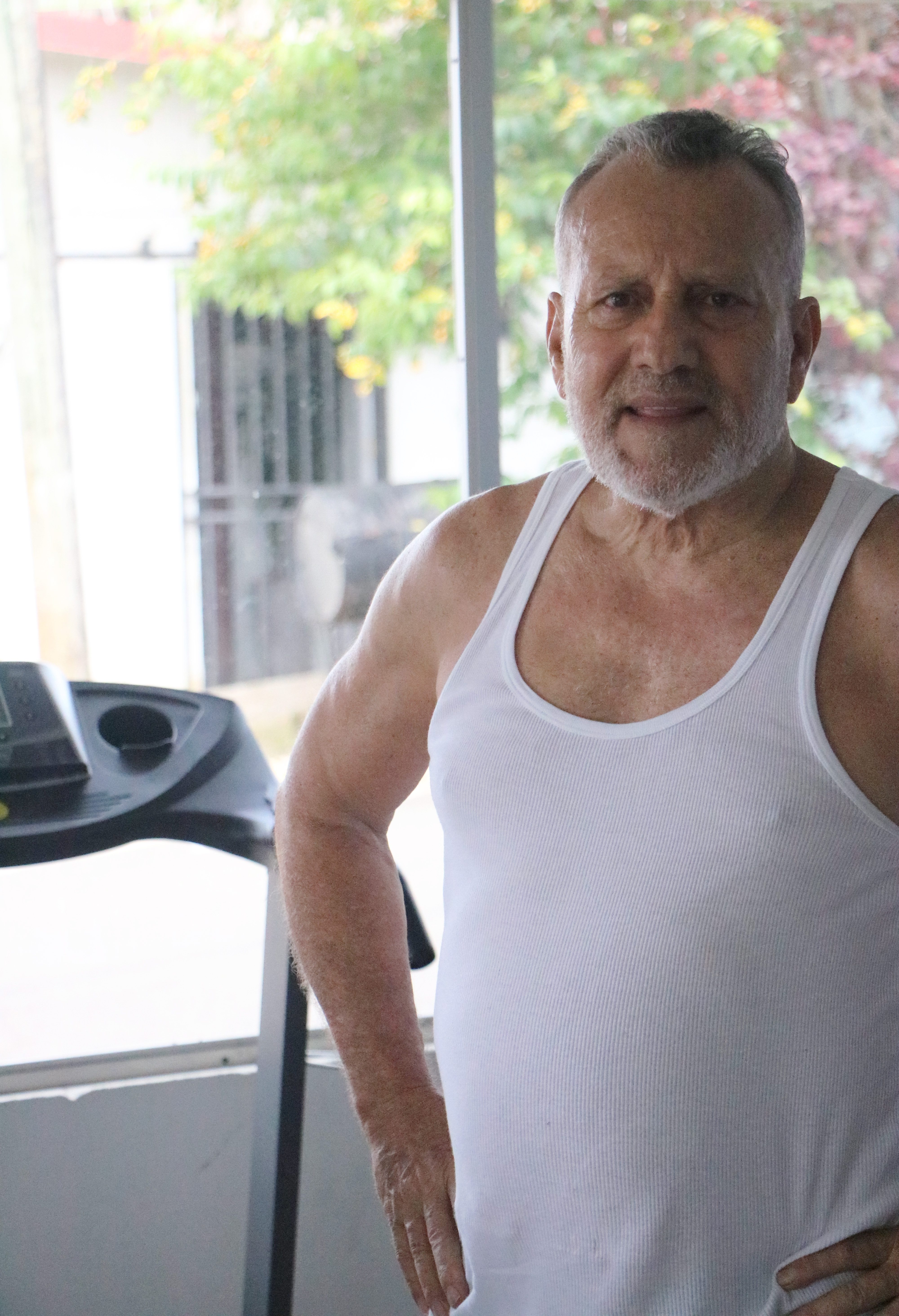 cliente adulto mayor realizando ejercicio cardiovascular