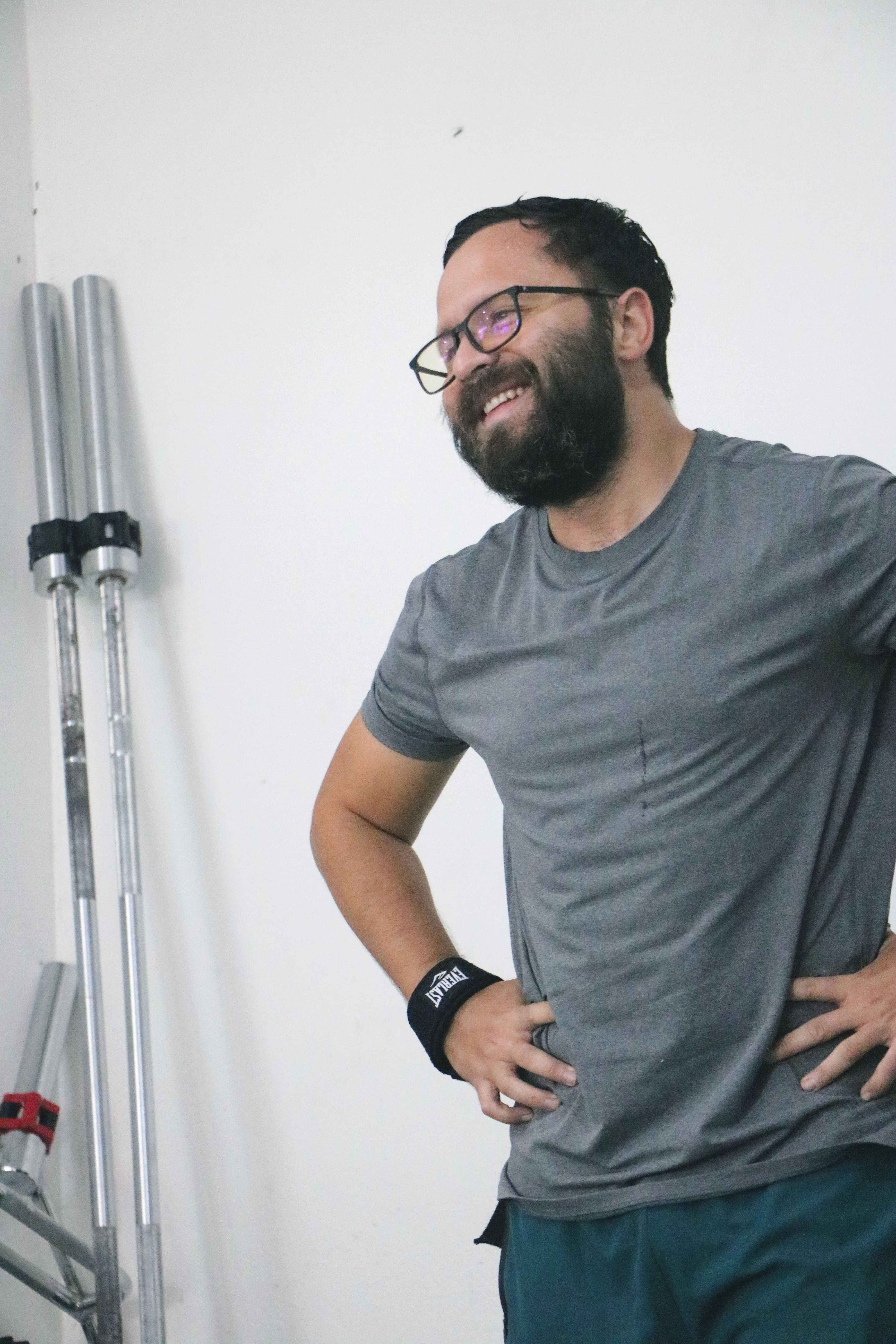 cliente joven sonriendo durante su sesión de ejercicio terapéutico