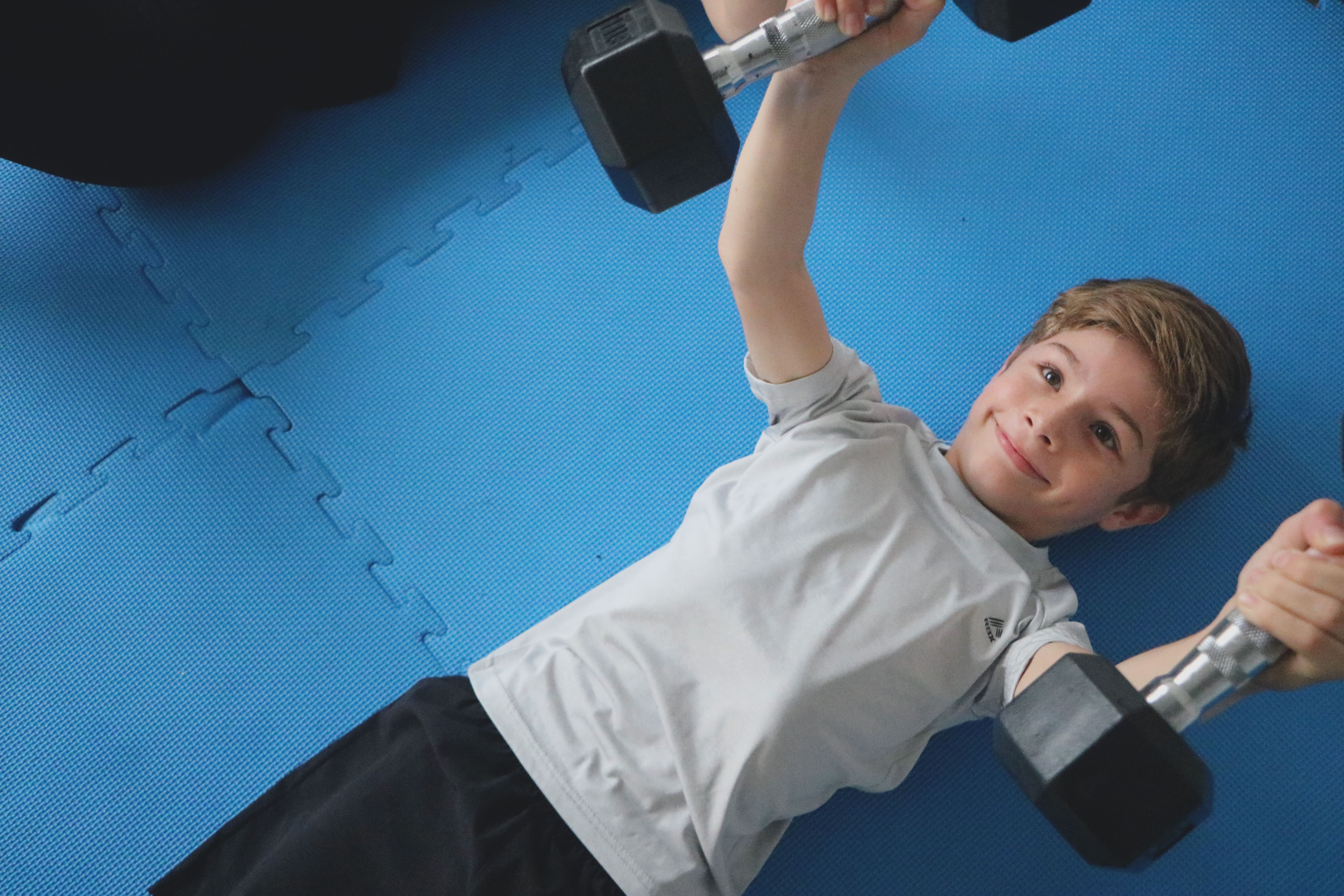Terapia pediátrica - niño realizando ejercicios terapéuticos
