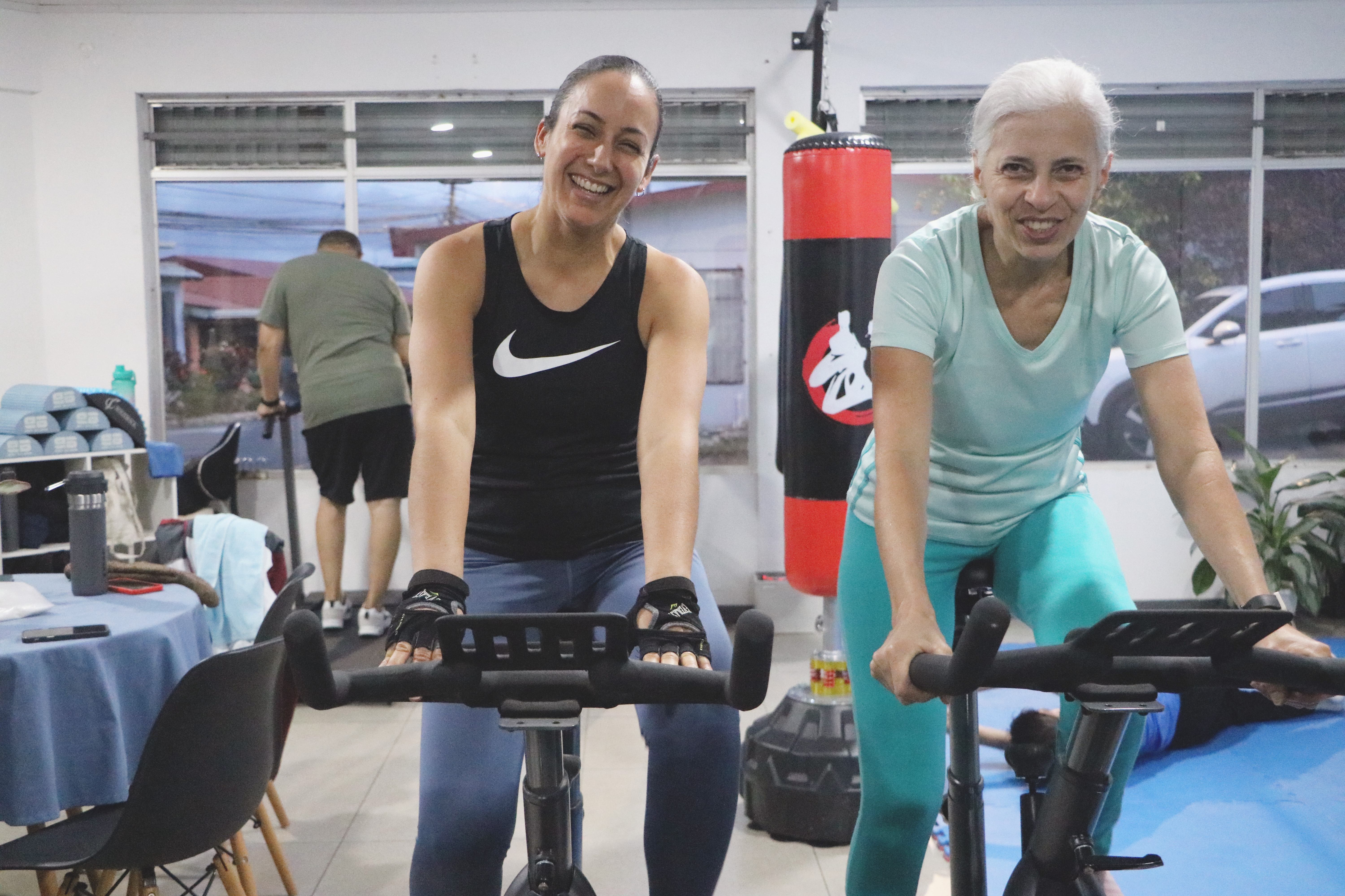 Mujeres de diferentes edades disfrutando del ejercicio cardiovascular en nuestro centro