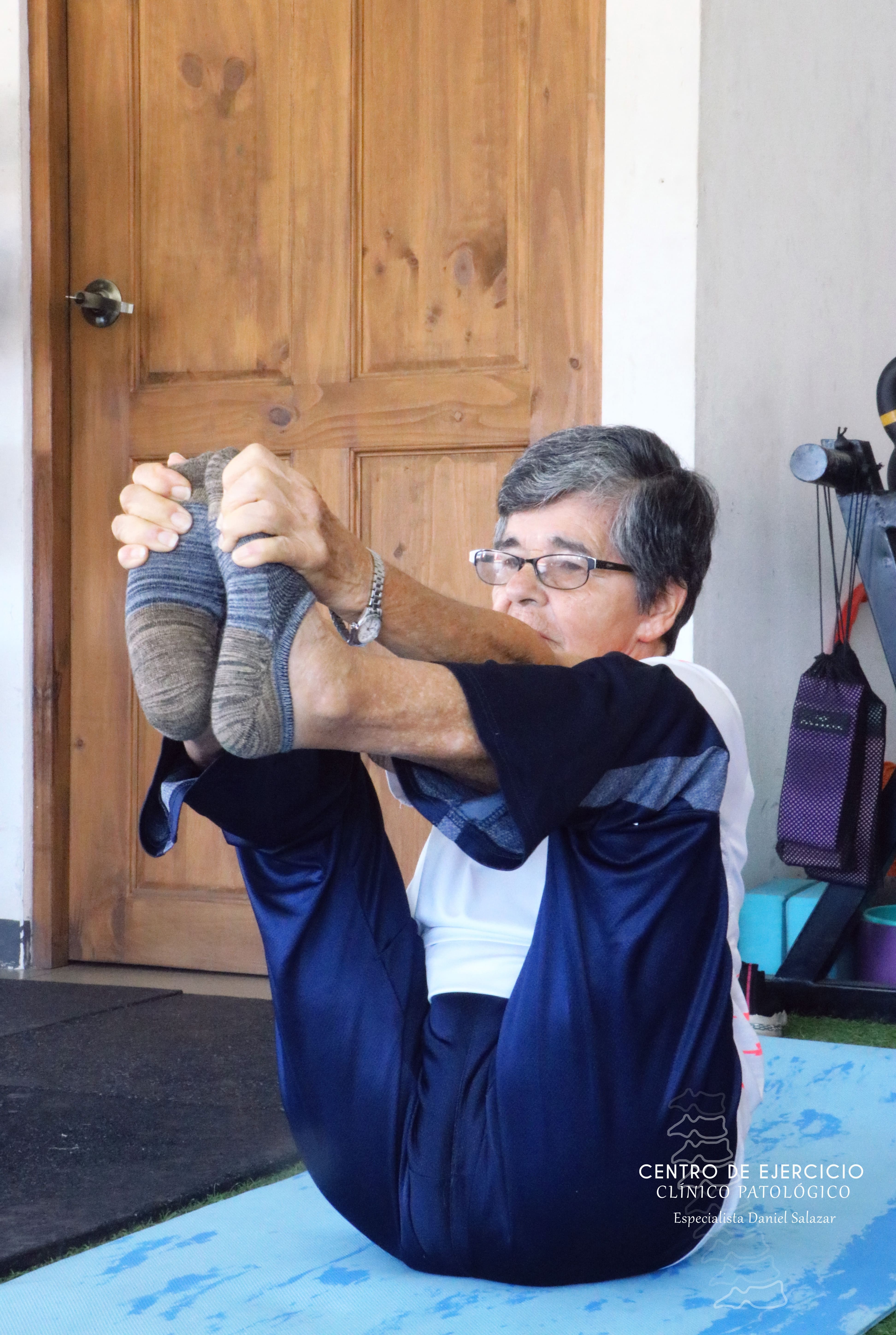 cliente adulto mayor realizando ejercicios de resistencia con bandas elásticas